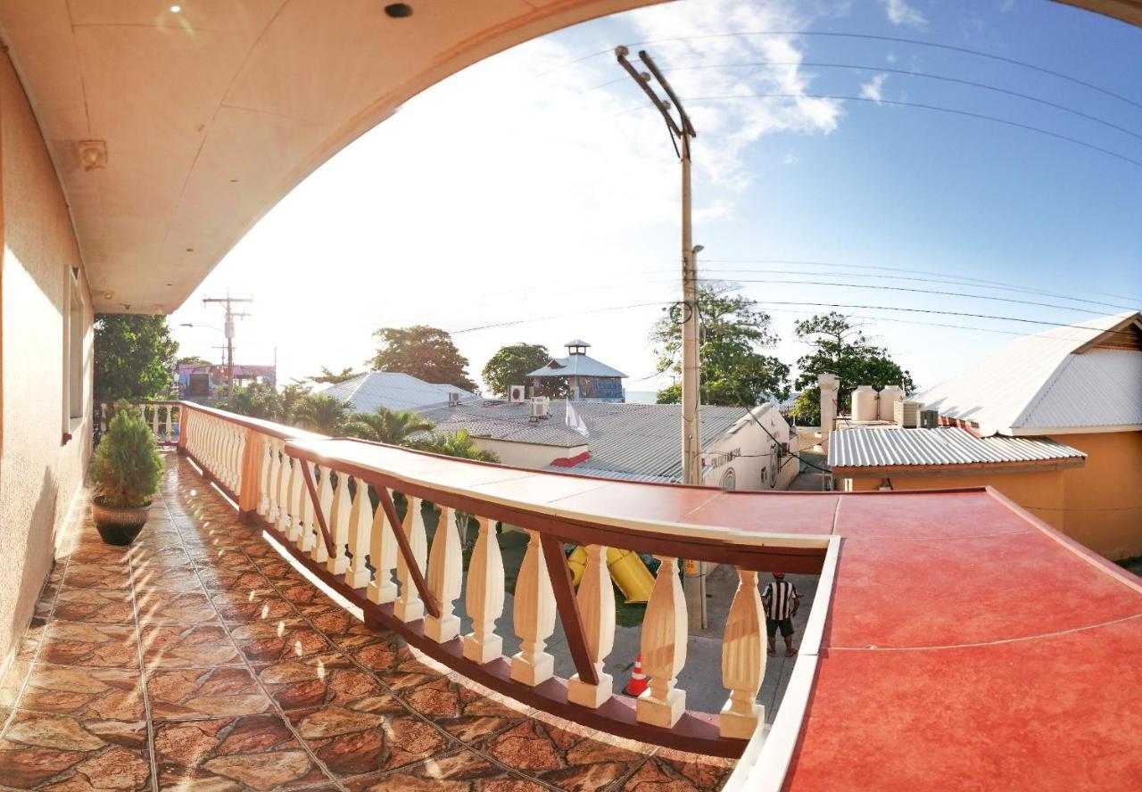Uw Oasis Hotel ลาเซย์บา ภายนอก รูปภาพ